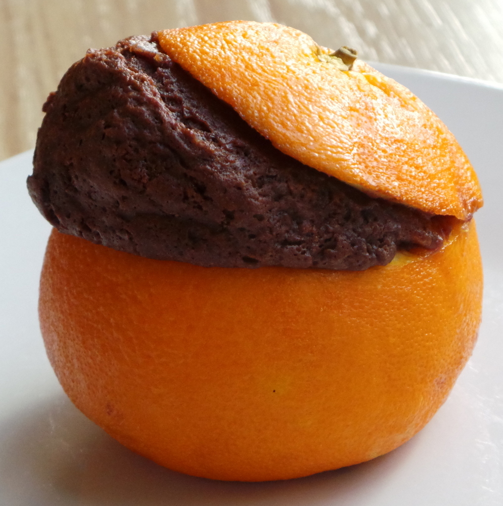 Gateau au chocolat dans une orange